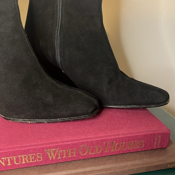 Stuart Weitzman Classic Black Suede Zip Wedge Heel Pleated‎ Stitch Booties Sz 8 - Picture 11 of 16
